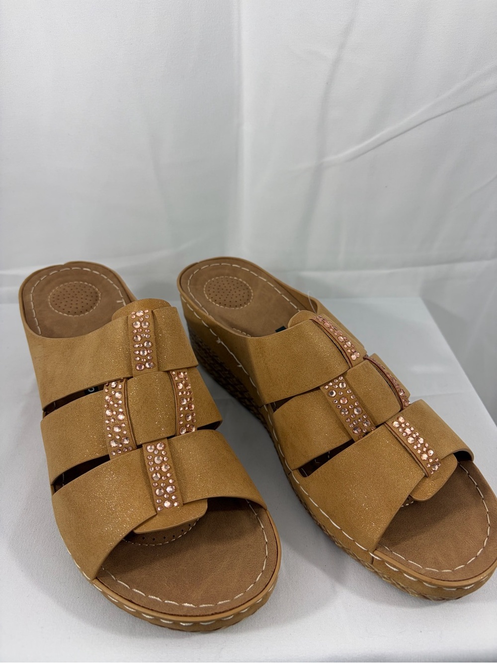 NWT Good Choice Women’s Size 9.5 Sparkly Tan Wedge Slide Sandals